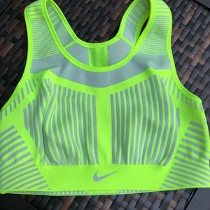 Nike Women's FE/NOM Flyknit Sports Bra